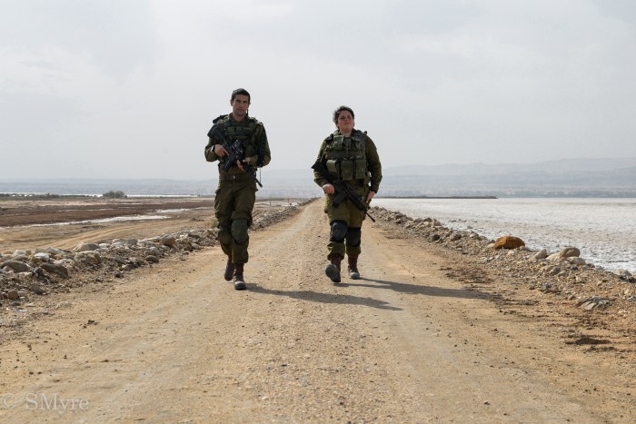 Gauche à droite - Koren Kasar - Amit Taw - en patrouille à la frontière jordanienne près des bassins de la mer Morte-2