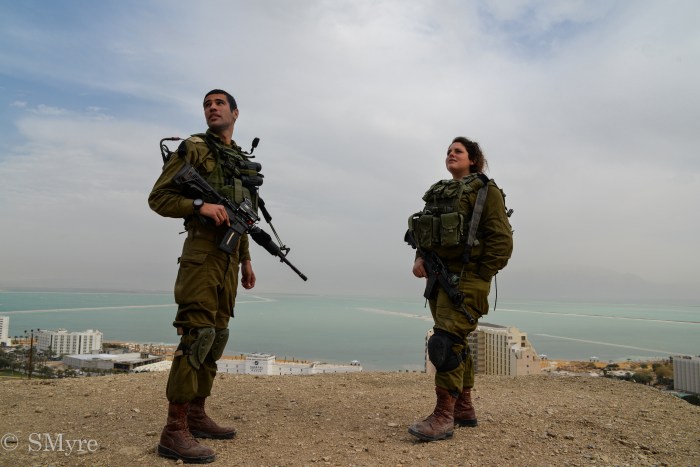 Gauche à droite - Koren Kasar - Amit Taw - en patrouille près de la mer Morte-2