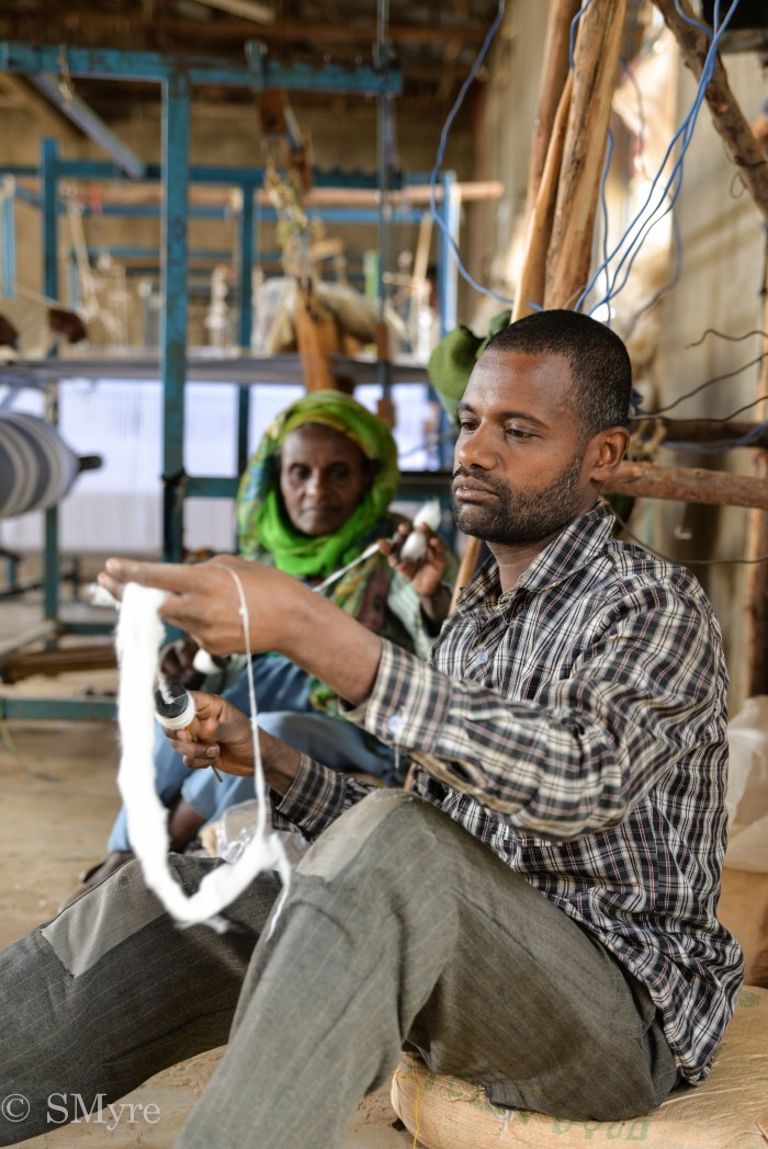 Aberaw prépare les fibres de coton pour le tissage 1-15