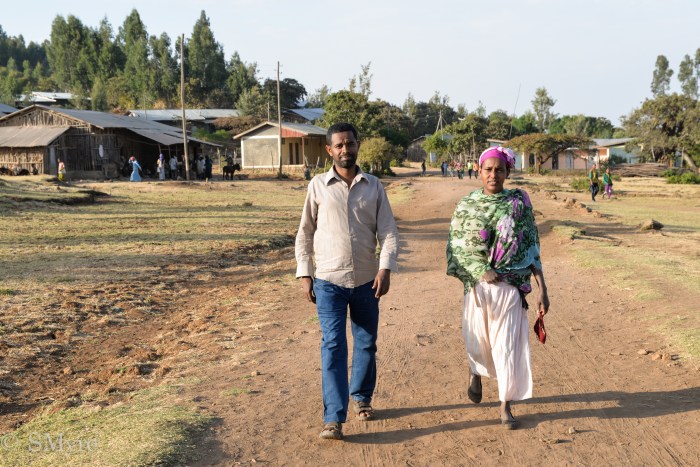 Aleme et Trosew marchenr dans le village d'Awra Amba-11