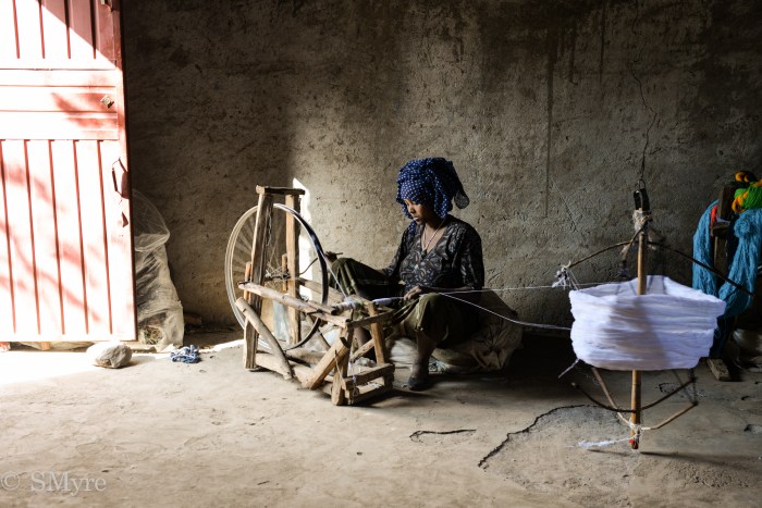 Aminat prépare les fils pour le tissage à Awra Amba-5