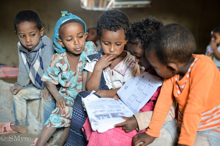 Des enfants studieux à la garderie d'Awra Amba-7