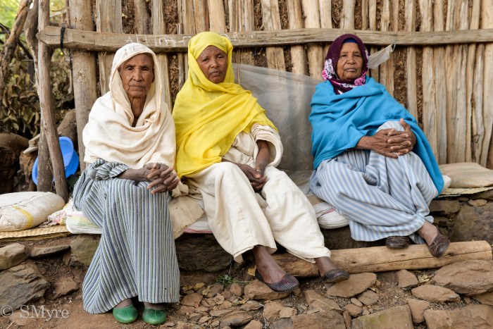Des vieilles dames à l'extérieur de la maison des aînés d'Awra Amba-8