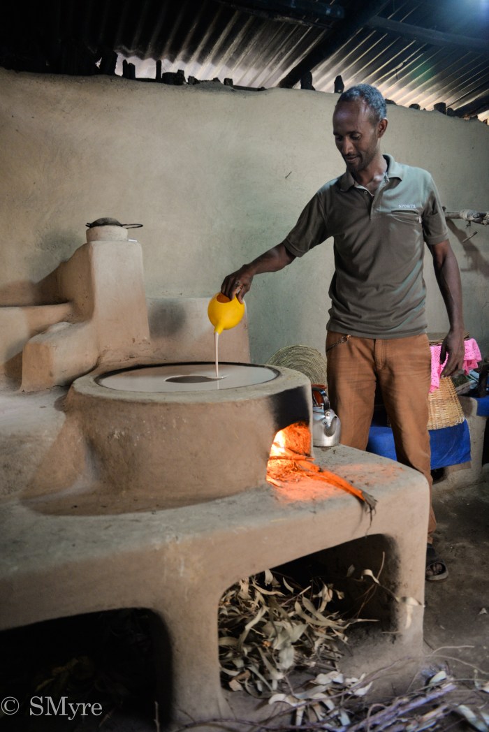 Kndeye prépare l'injera dans sa cuisine d'Awra Amba 2-16